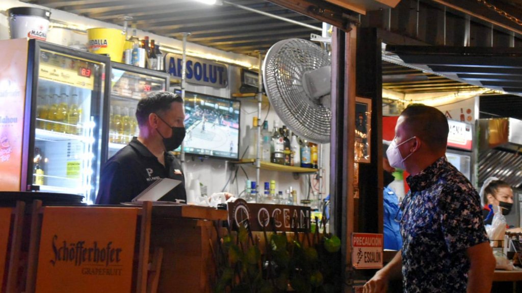  Orientan a comerciantes de Toa Alta sobre cumplimiento de la orden ejecutiva 