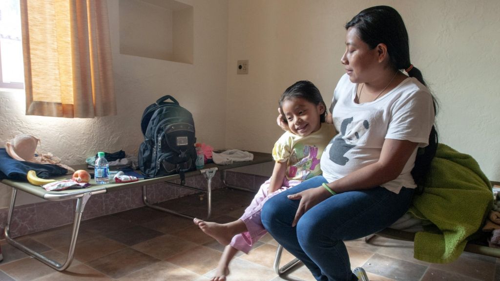  Consejeros sobre salud mental apoyan a inmigrantes latinos en varios estados 