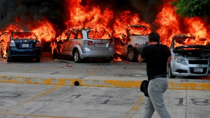 Manifestantes queman el Congreso de Guerrero por los estudiantes desaparecidos