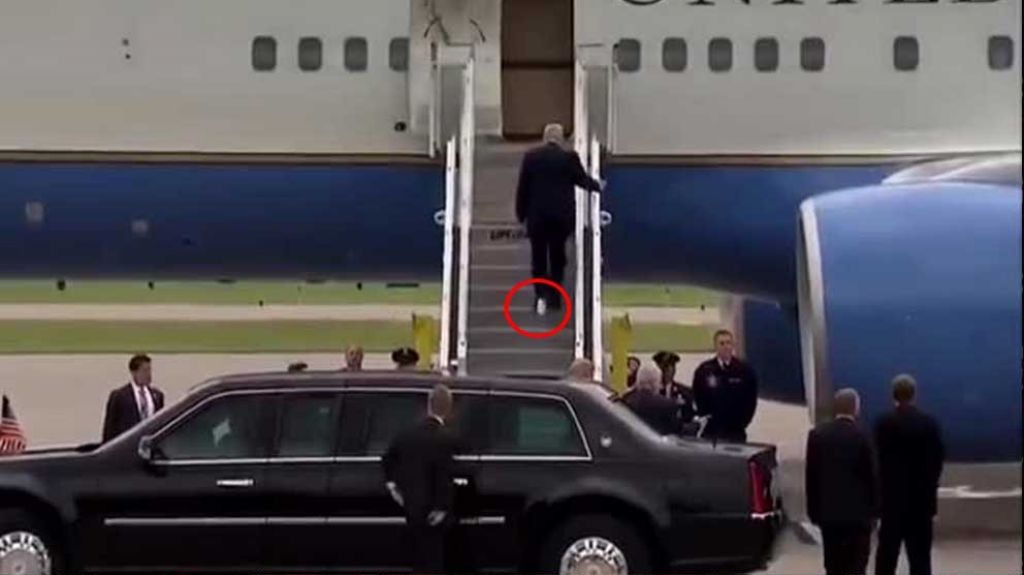  Viral video del presidente Trump con papel de ba&ntilde;o pegado en zapato 