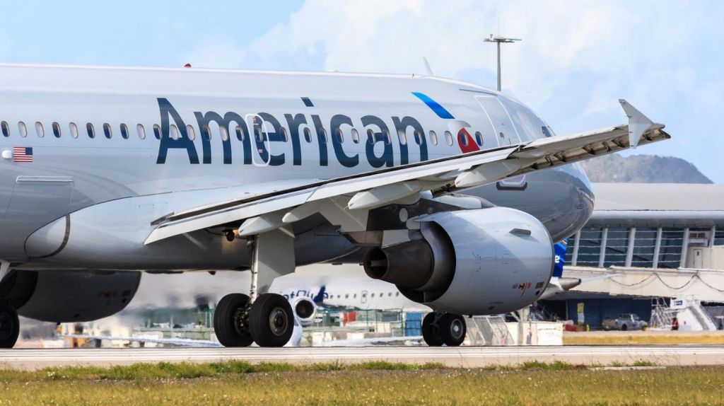  Sacan a estudiante de un vuelo de American Airlines por llevar un instrumento musical muy grande. 