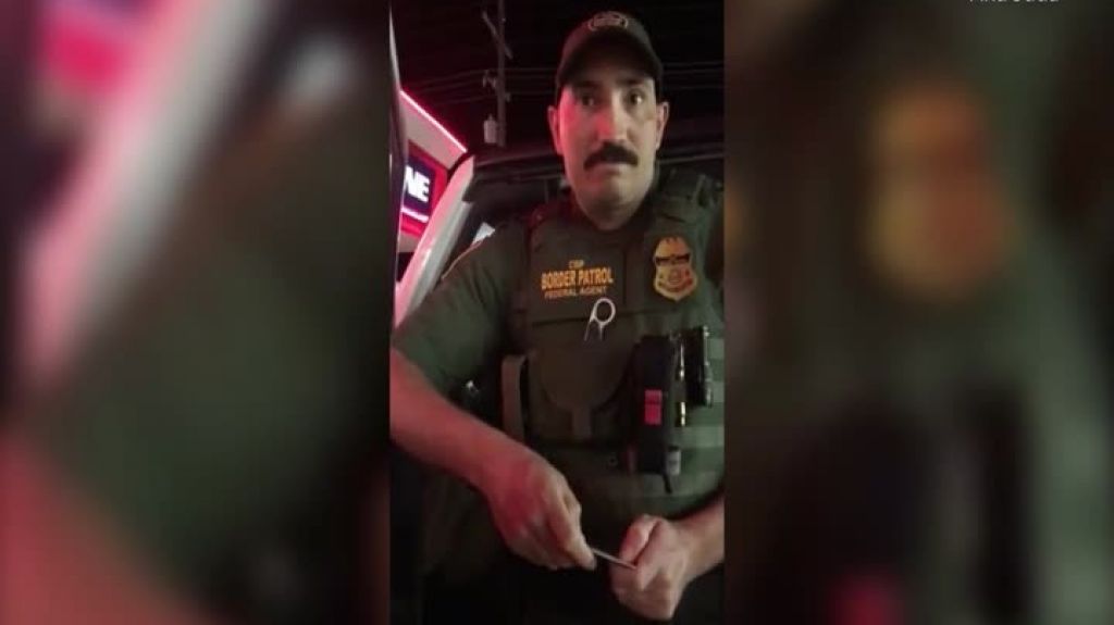  Estaban comprando leche y huevos cuando un agente las confront&oacute;. &iquest;El error? Hablar espa&ntilde;ol 