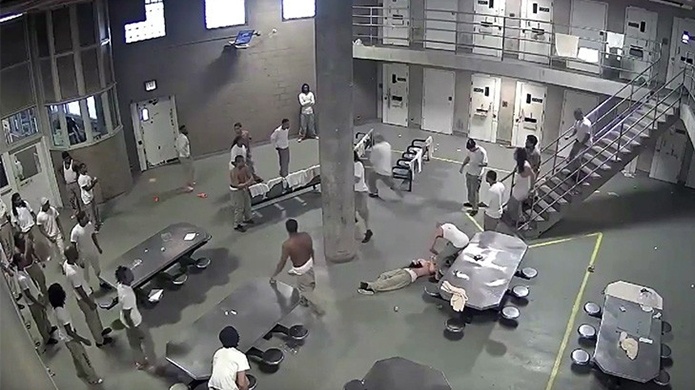 Video: Una pelea en la cÃ¡rcel mÃ¡s grande de Estados Unidos deja varios heridos