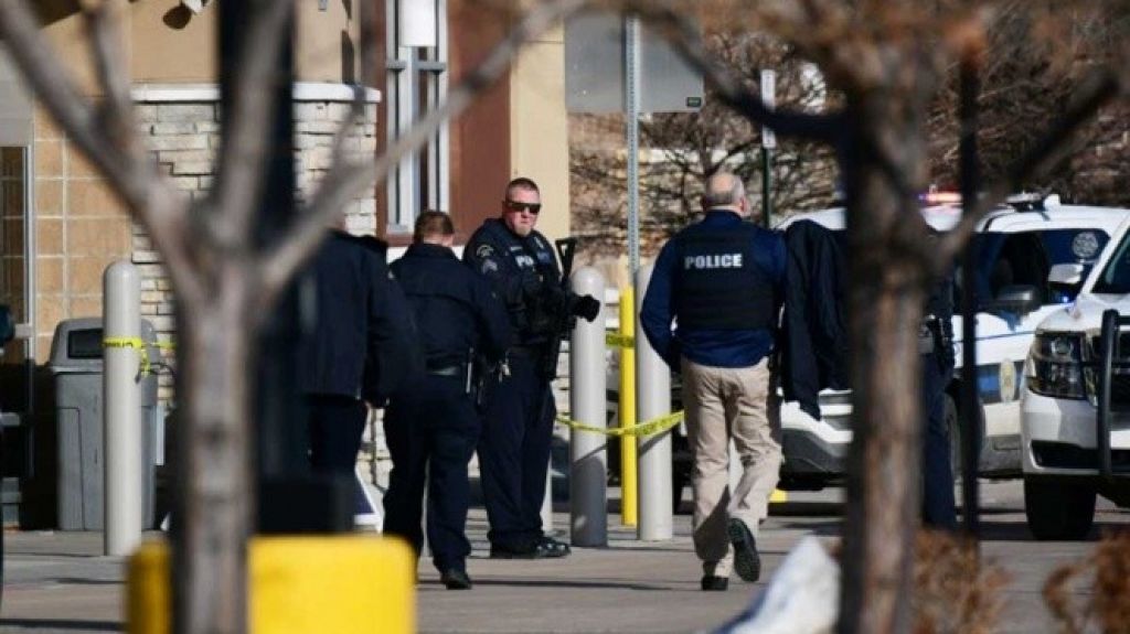  Hombre y mujer se enfrentan a tiros en un Walmart de Denver 