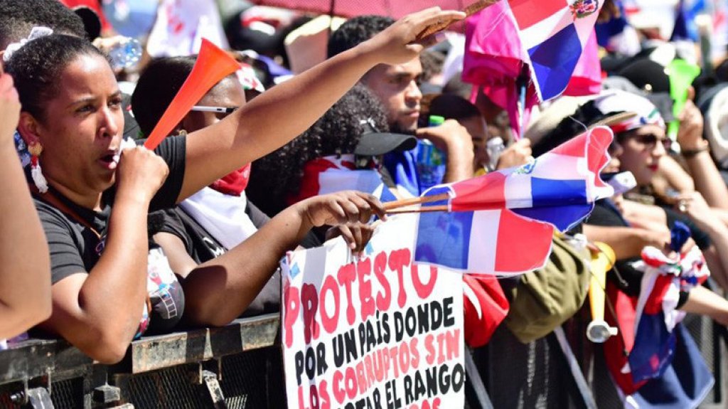  Genera rechazo la intención del gobierno de aplicar gravámenes al salario de los empleados públicos y a las transacciones con tarjetas de crédito 