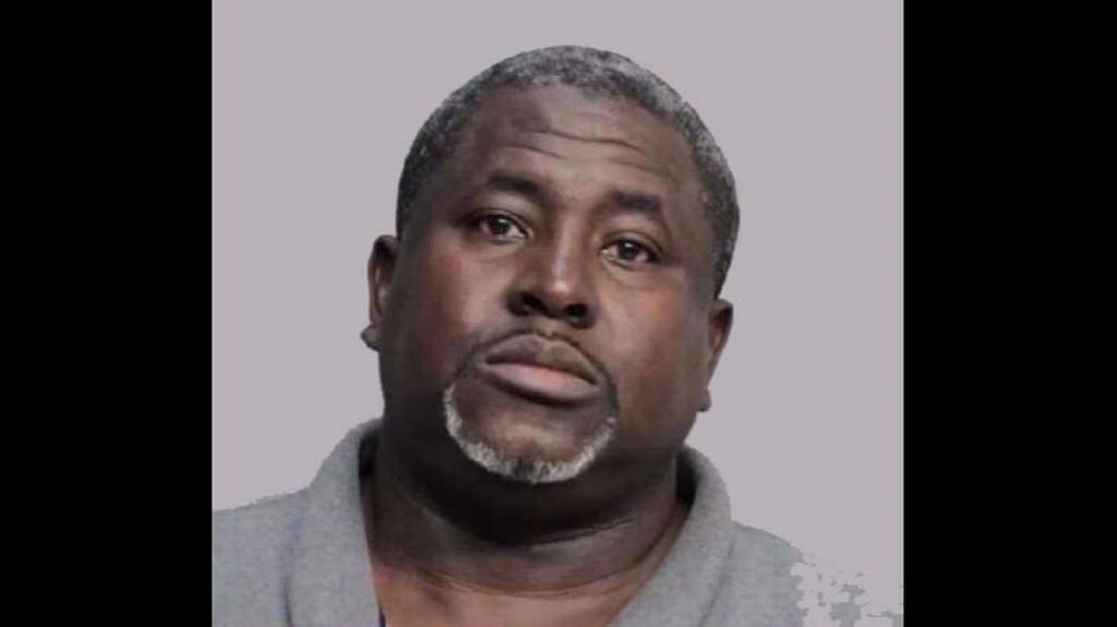 Arrestan a maestro de escuela intermedia acusado de agredir sexualmente a varias estudiantes