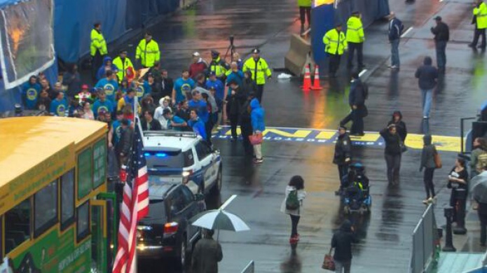 EvacÃºan la zona de meta del maratÃ³n de Boston por paquetes sospechosos