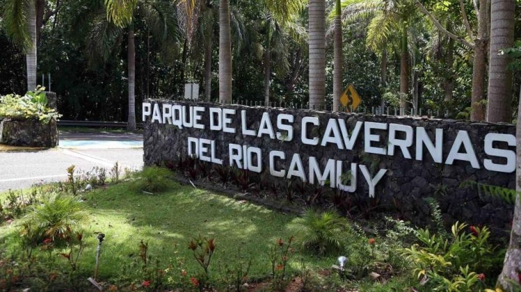  Solicitan a la Comisionada Residente gestione fondos para rehabilitar Las Cavernas de Camuy 
