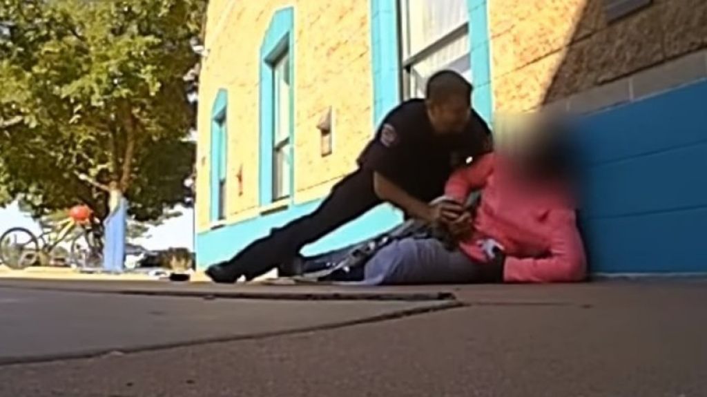  VIDEO: Un polic&iacute;a de EE.UU. agrede y tira al suelo a una ni&ntilde;a de 11 a&ntilde;os por "tomar m&aacute;s leche de la que deb&iacute;a" en una cafeter&iacute;a escolar 