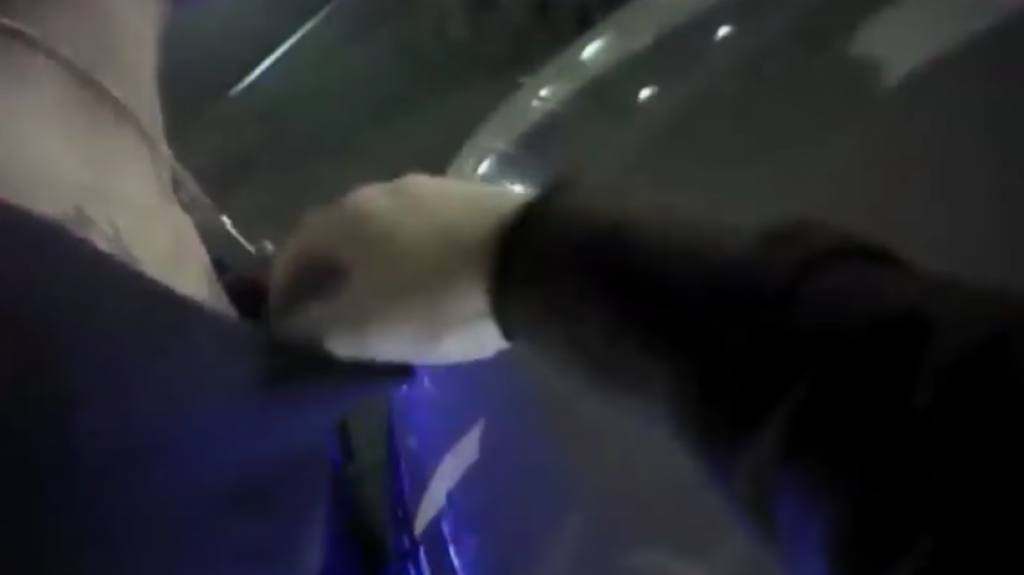  Video: Un a&ntilde;o de prisi&oacute;n para un polic&iacute;a de EE.UU. que manose&oacute; y agredi&oacute; a una mujer 