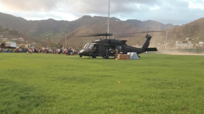 Video: Se forma casi un motÃ­n luego que helicÃ³ptero militar dejara suministros en Guayama 