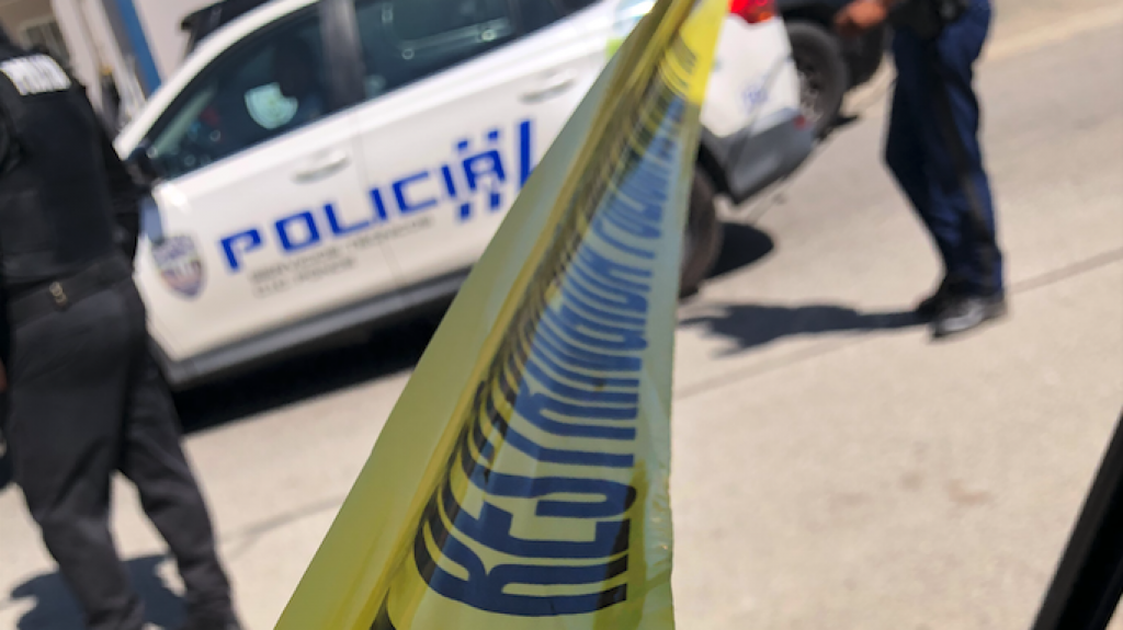  Encuentran mujer muerta en el interior de un veh&iacute;culo en el estacionamiento de un residencial en Bayam&oacute;n 