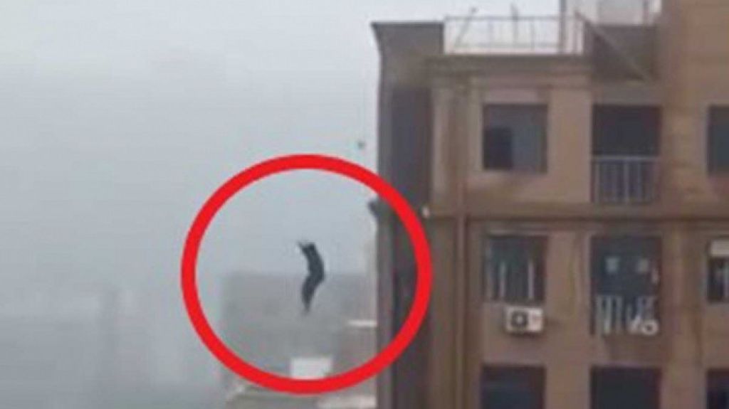  Video:&iexcl;Aterrador! Intentaba la mejor selfie pero cae de edificio 