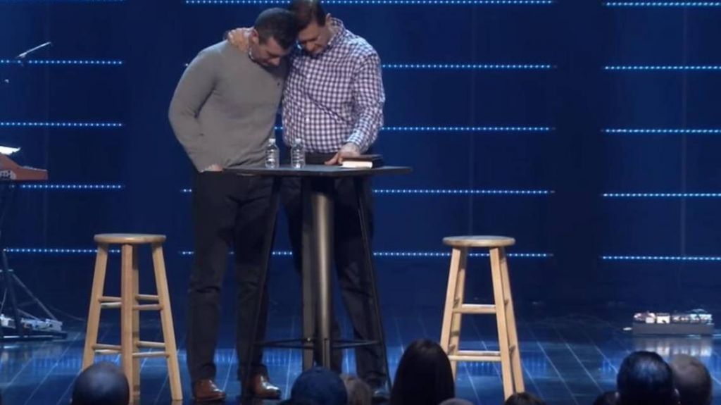  Pastor se disculpa por un "incidente sexual" y pide perd&oacute;n por su "pecado". Feligreses lo ovacionan de pie 