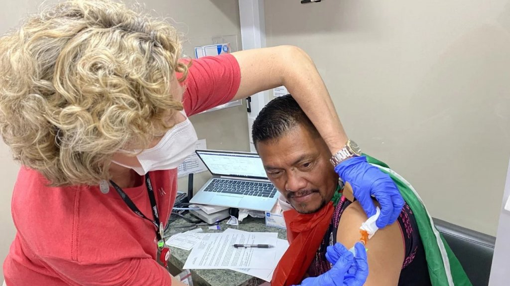  F&uacute;tbol, banderas y diversi&oacute;n: estrategias creativas para vacunar a latinos 