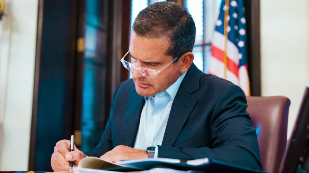  Gobernador firma aumento salarial para maestros 