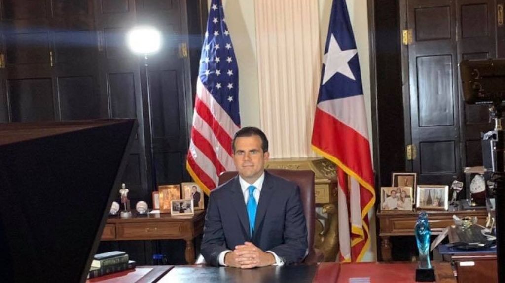  Gobernador anuncia su renuncia al pueblo 