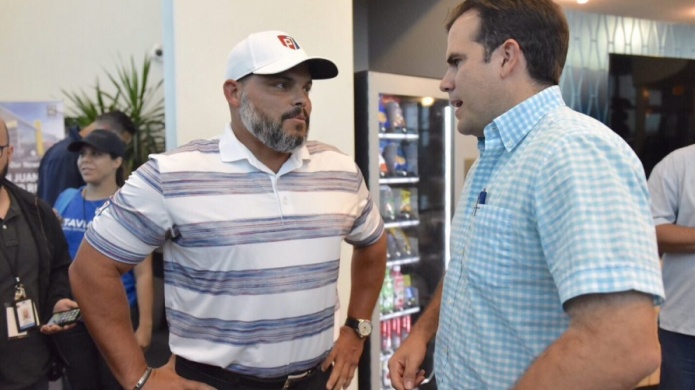 Video: "Pudge" llega a la Isla con ayuda y es recibido por el gobernador