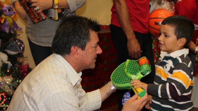 fectÃºan tradicional entrega de regalos en Municipio de Isabela y llegan los reyes Cantores Isabelinos