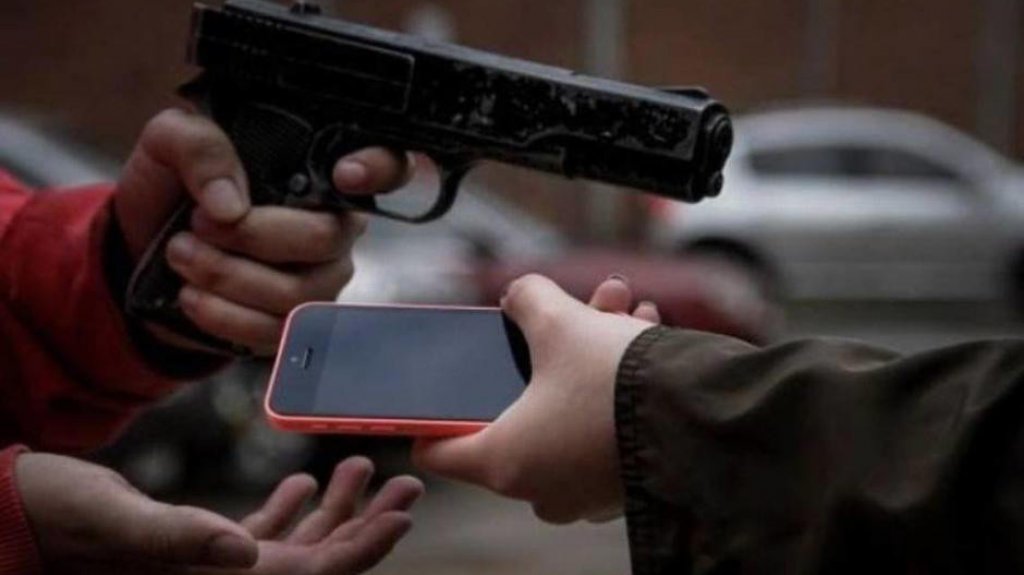  Asaltan a transe&uacute;nte y le roban dinero, un iPhone y las compras que hab&iacute;a realizado 