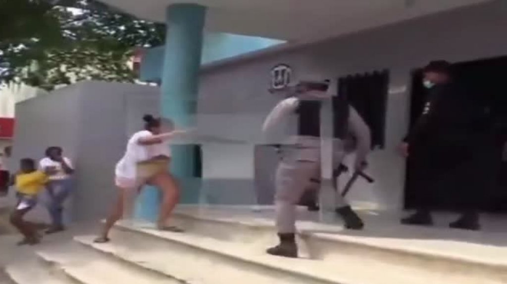  En video ciudadanos y policías a “cantazo limpio” 