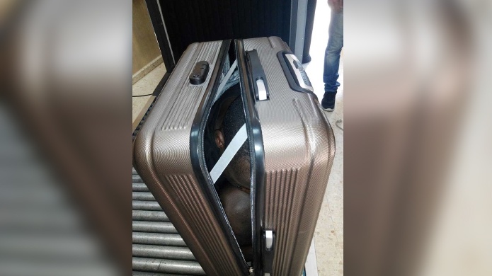 Agentes espaÃ±oles descubren a inmigrante oculto en maleta