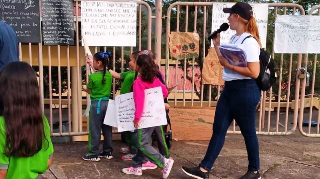  Paralizan escuela de Utuado y exigen renuncia de la directora 