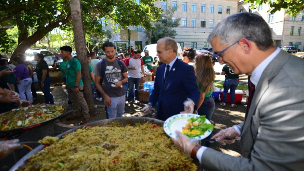  Medio millar de estudiantes reciben comida como parte de las actividades del fin del semestre acad&eacute;mico en el RUM 