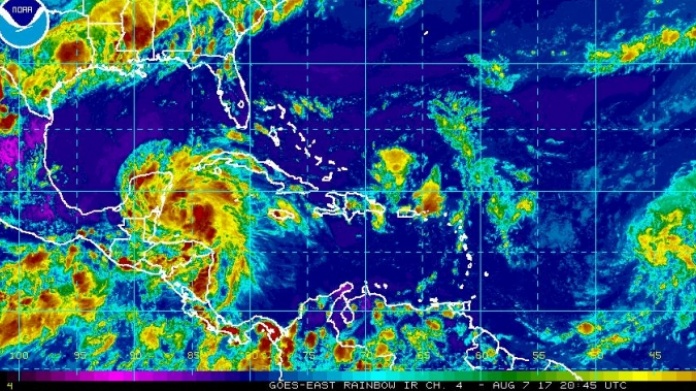 Onda tropical afecta a nuestra isla, mientras la tormenta Franklin se fortalece rumbo a MÃ©xico.