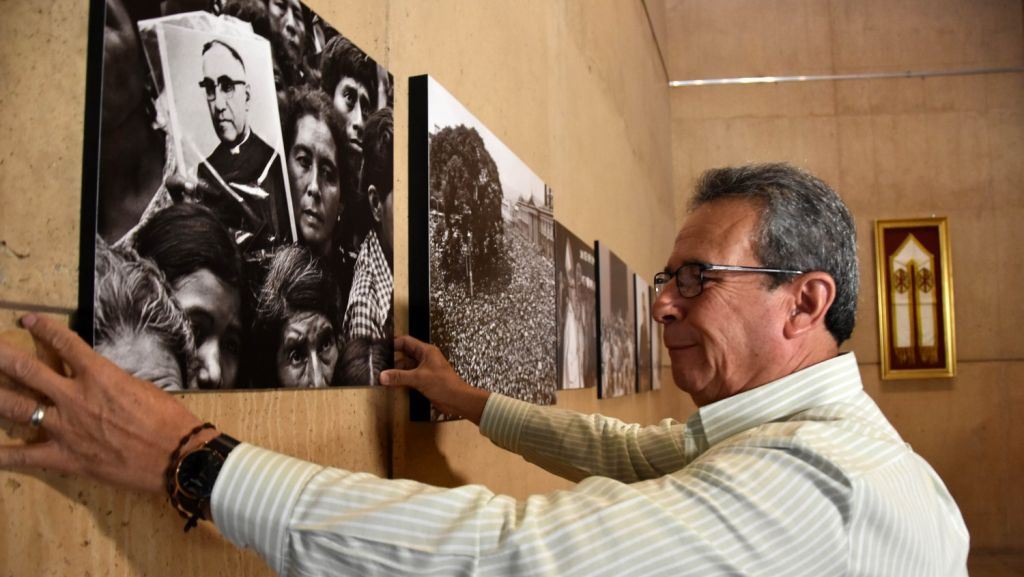  Sobrevivientes de la masacre en el funeral de Romero celebran su canonizaci&oacute;n 