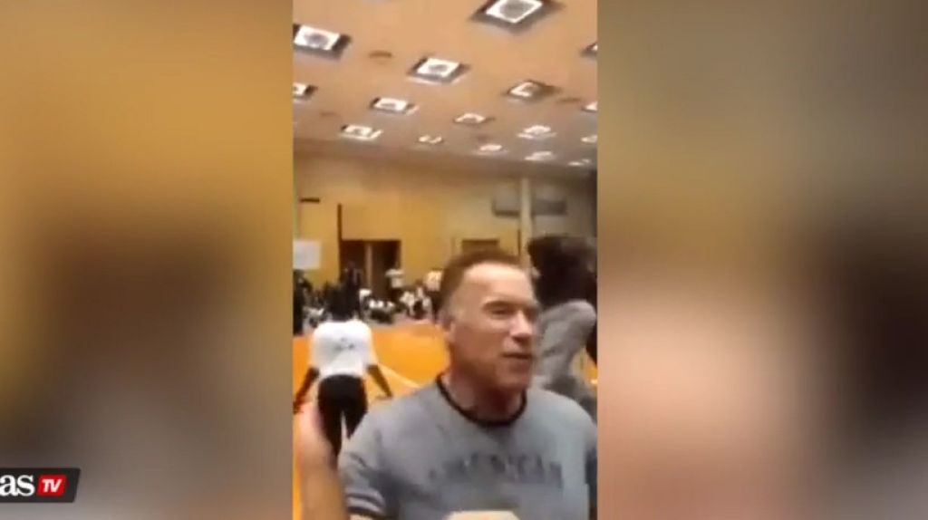  Video: Agreden a Arnold Schwarzenegger con una patada voladora durante un acto ben&eacute;fico 