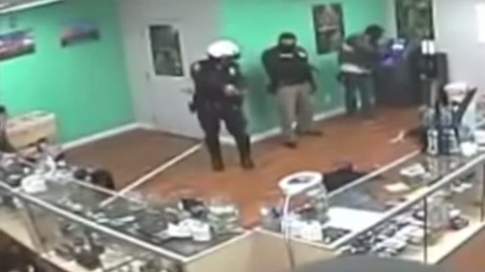 Video: PolicÃ­as de California se ponen locos en un dispensario de marihuana