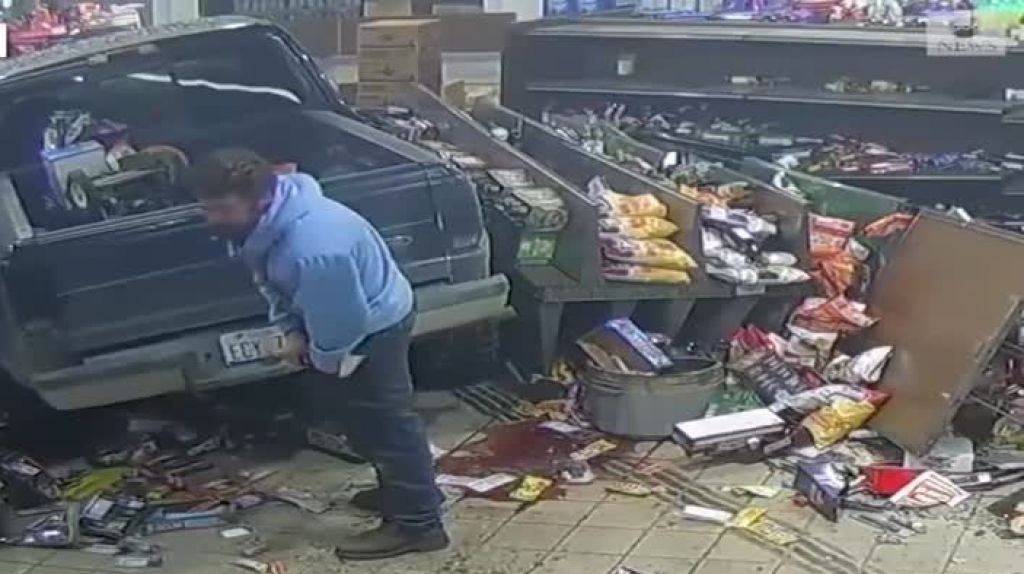  Video: &ldquo;Borracho&rdquo; estrella su auto en gasolinera, le quita la tablilla y se va 