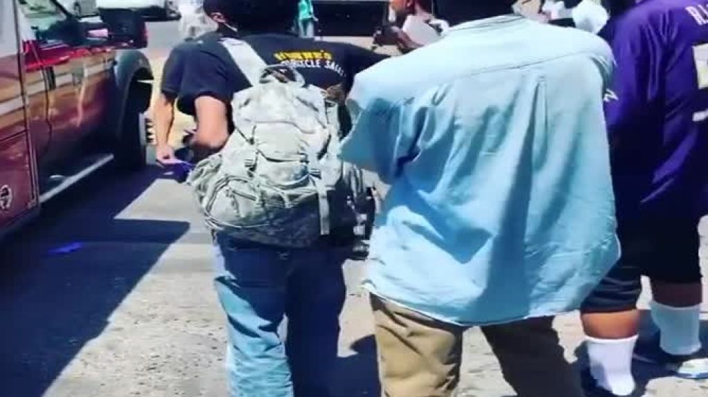  Video: Hispano sangrando "posa" con un cuchillo clavado en la cabeza en Nueva York 