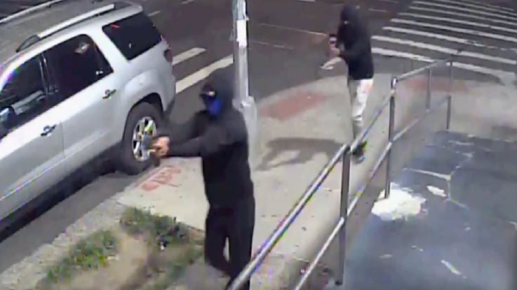  En video momento que dos pistoleros disparan y dejan 10 personas heridas en New York 