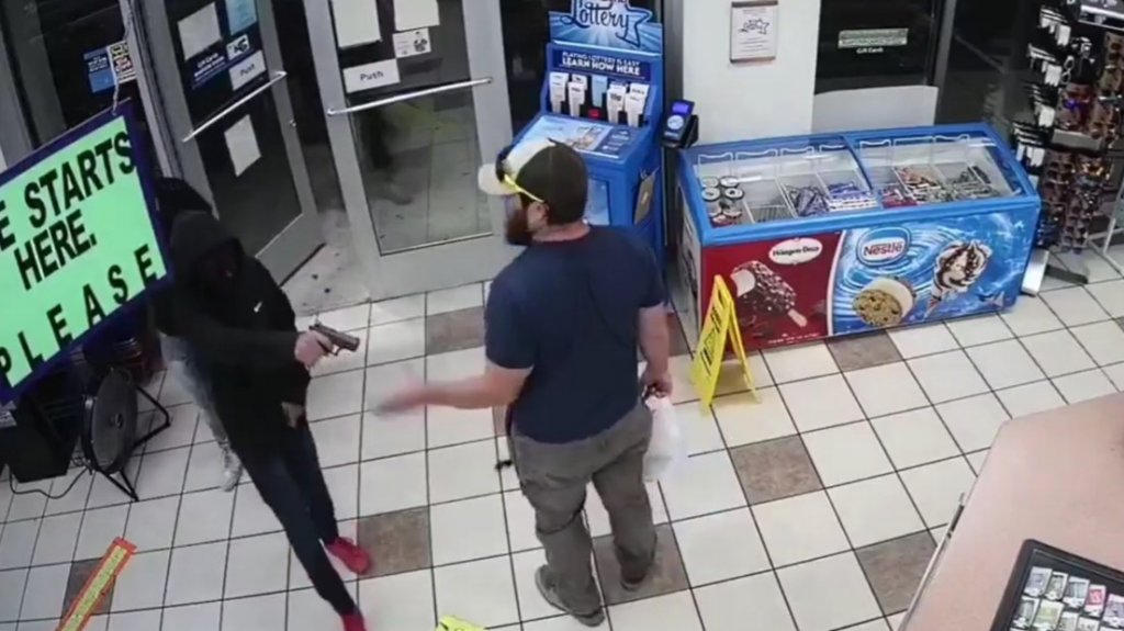  VIDEO: Un veterano exmarine desarma con las manos a un ladr&oacute;n y frustra un robo a una gasolinera 