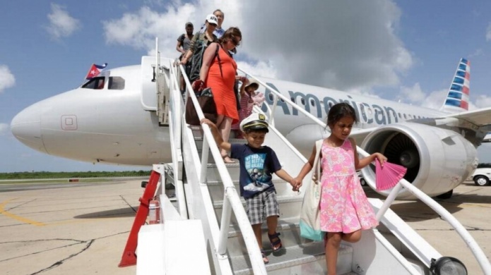 Cuba discrimina a empleados cubanoamericanos de American Airlines