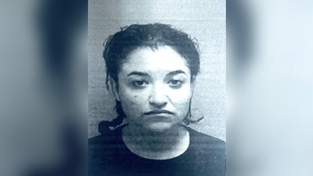  Mujer llega al trabajo de su pareja, lo agrede en la cara y le pega un “Taser” ahora esta tras las rejas 