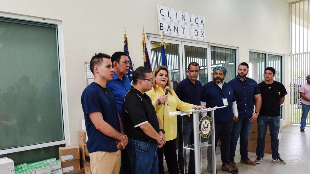 Jenniffer GonzÃ¡lez entrega equipos mÃ©dicos a Toa Baja