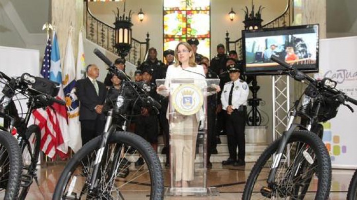 Pintura y Capota Anuncio de la alcaldesa de San Juan sobre condiciÃ³n de PolicÃ­as Municipales
