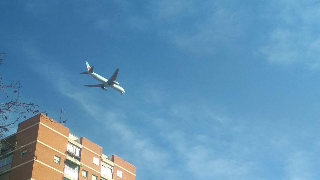  Un avi&oacute;n sin una rueda y con 130 personas a bordo se prepara para aterrizaje de emergencia en el aeropuerto de Madrid 