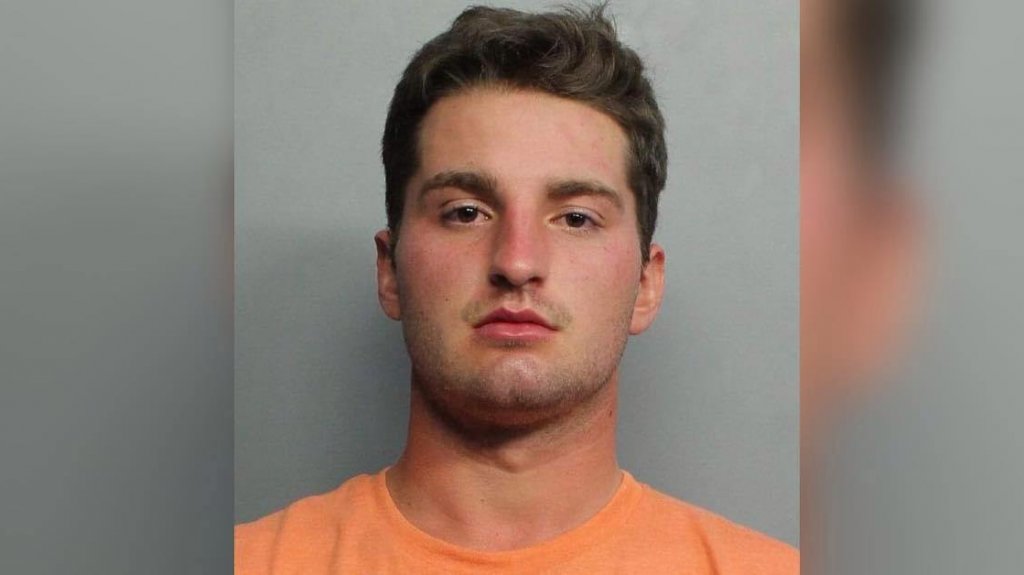  Video: Imprudente Pasajero de avi&oacute;n que gritaba ser millonario, provoca que suspendan empleados de aerol&iacute;nea 