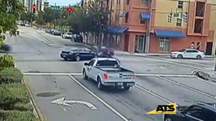 Accidentes de auto por conductores distraÃ­dos que pasaron una luz roja 