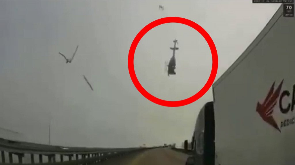  Video del momento en que helic&oacute;ptero se estrella en pleno freeway de Luisiana 