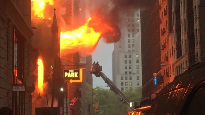 Arde una iglesia ortodoxa serbia de Nueva York (video)