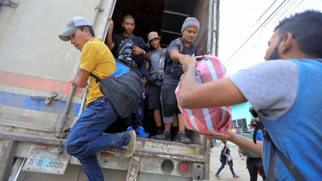  Detienen en Texas a una persona en conexi&oacute;n con cami&oacute;n con 80 inmigrantes 