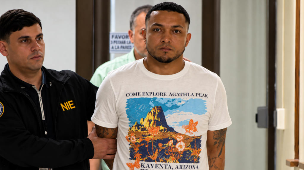  Polic&iacute;a enfrenta cargos tras ser sorprendido presuntamente robando dinero del cuarto de evidencia 