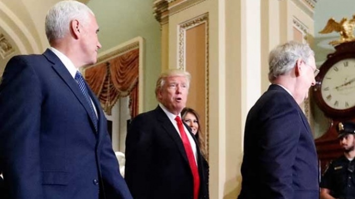 Trump rompe con protocolo y niega acceso a prensa