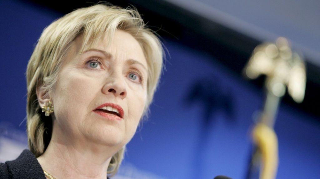  Clinton cree que el Departamento Justicia no acus&oacute; a Trump por ser presidente 