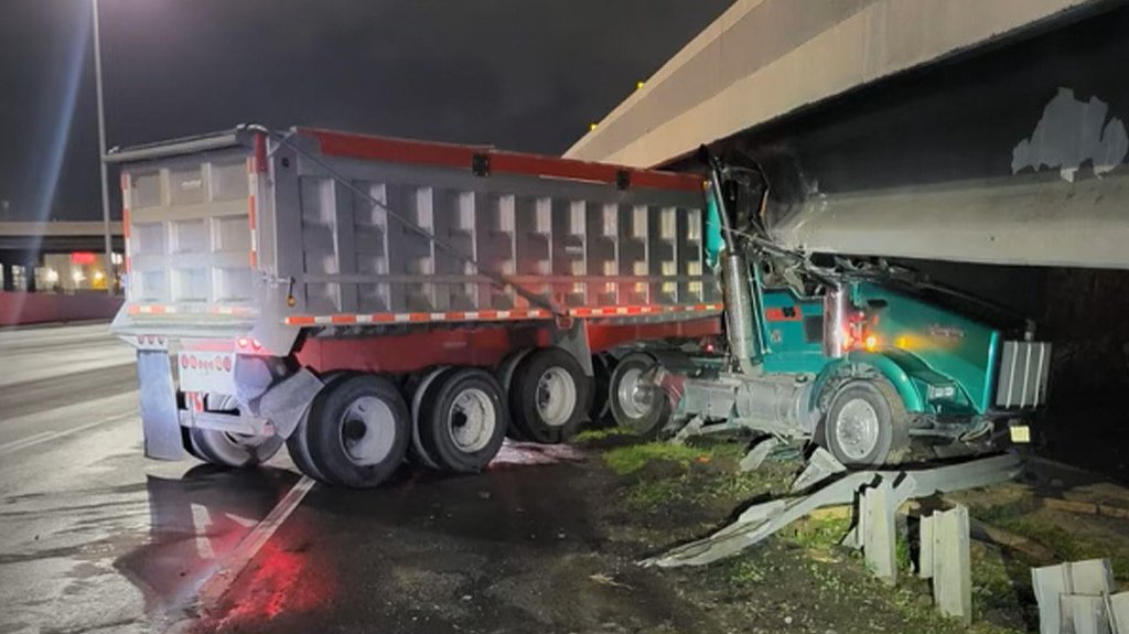  Accidente leve en San Juan: Cami&oacute;n removido y tr&aacute;fico fluye con normalidad 